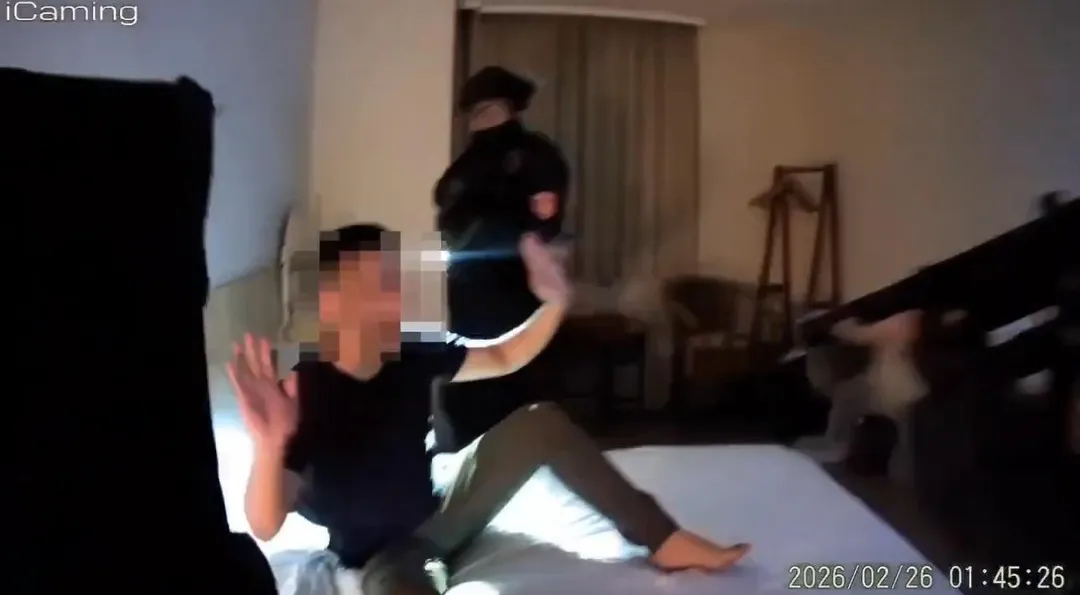 警方破門攻堅槍手驚醒舉手投降。（圖／翻攝畫面）