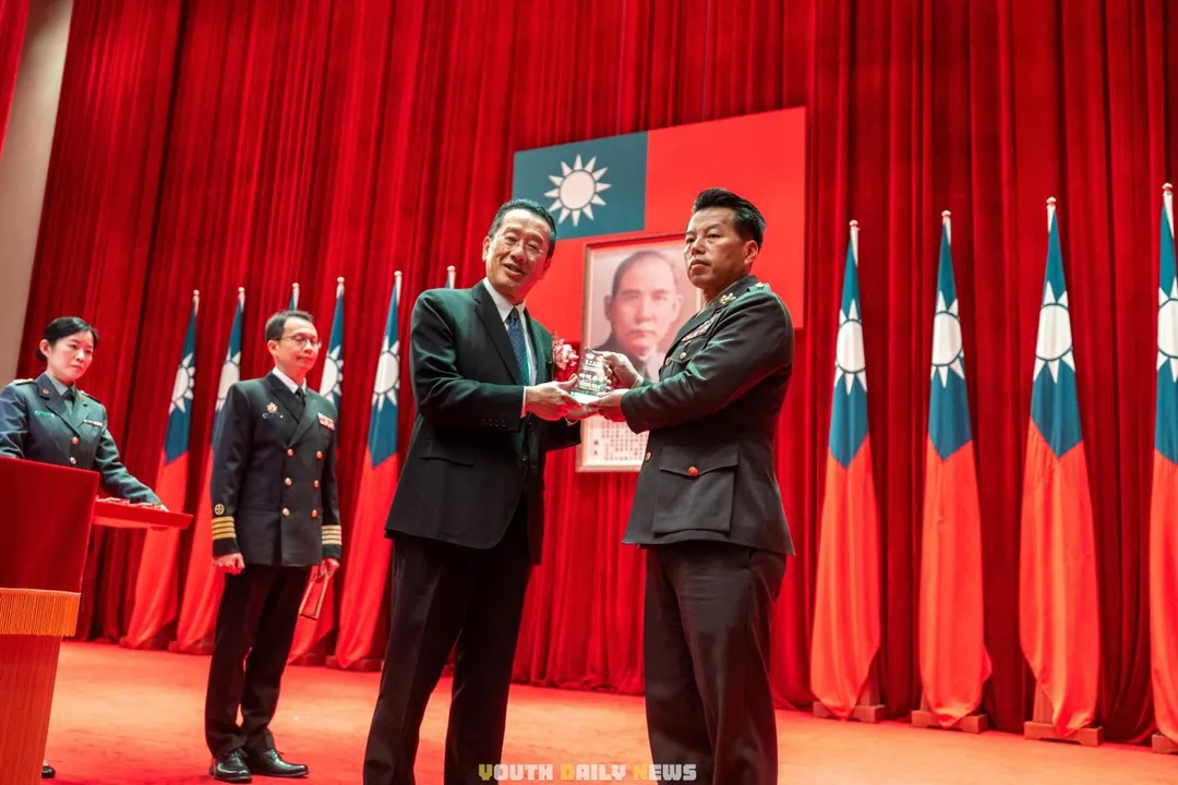 余奎麟代表單位接受兵役節表揚。(圖/截自青年日報臉書)