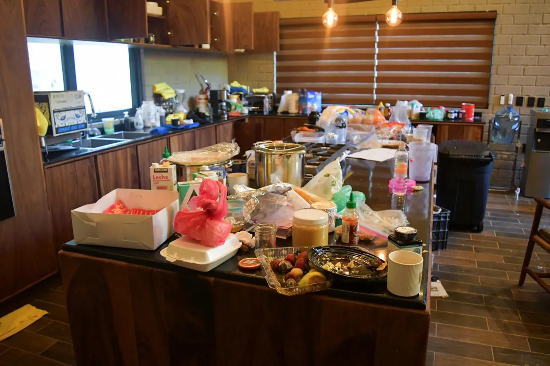歐塞奎拉藏身的豪宅，廚房各種物品堆積如山。（圖／路透社）