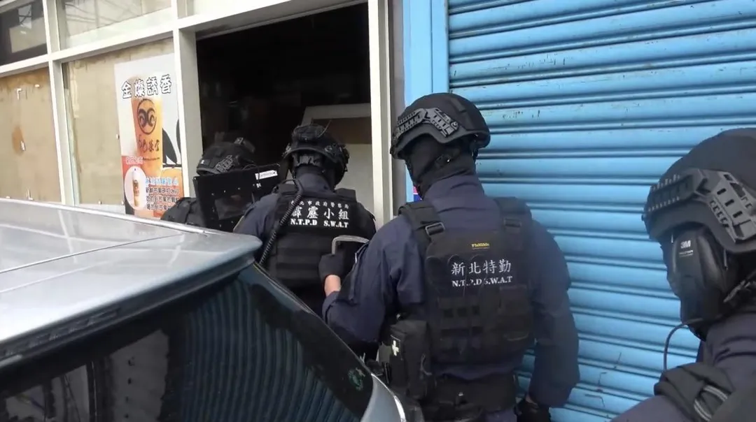 警方出動霹靂小組攻堅破獲大麻植栽場。(圖/翻攝畫面)