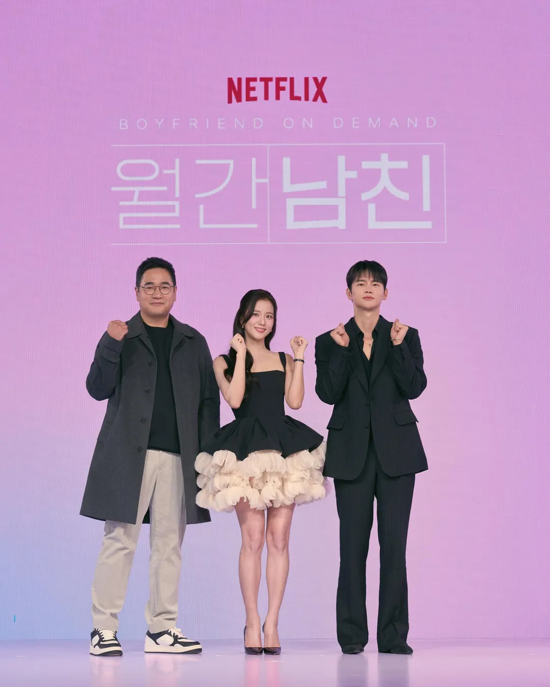由BLACKPINK Jisoo（中）及徐仁國（右）主演的韓國浪漫喜劇《訂閱男友》26日於首爾舉辦上線記者會。（圖／Netflix 提供）