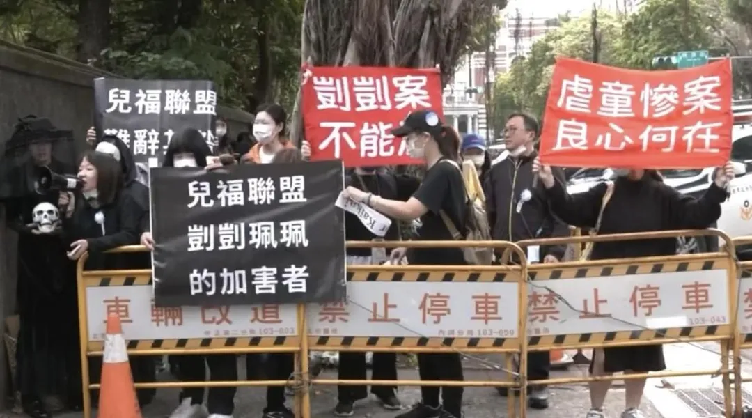 剴剴戰士在法院外高聲痛罵陳尚潔。(圖/中天新聞)