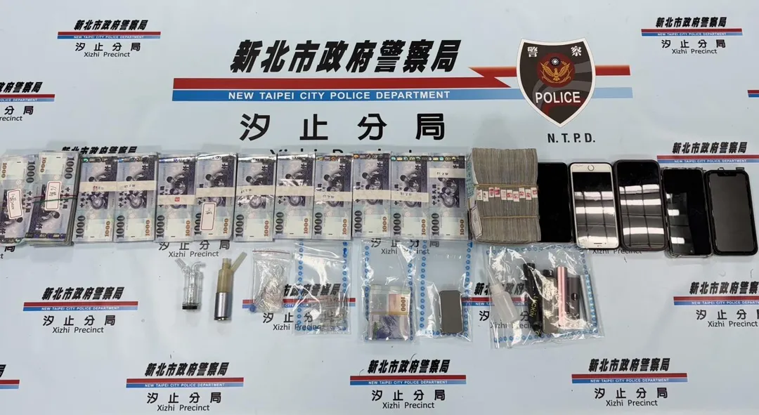 警方查扣220萬現金與贓證物。（圖／翻攝畫面）