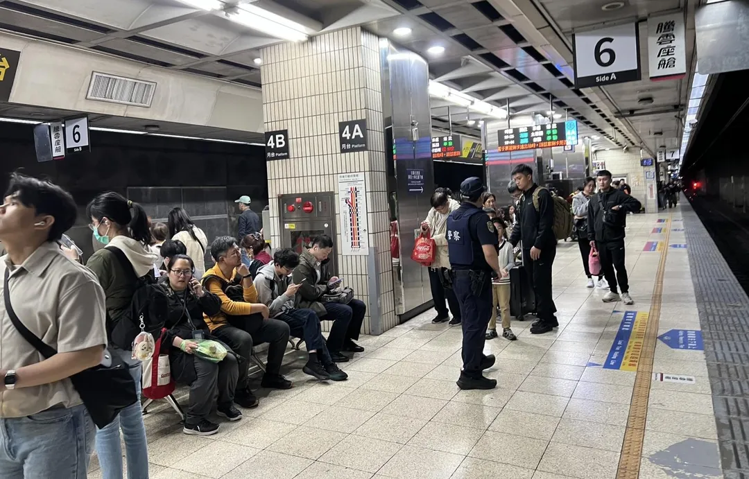 警方在車站月台加強維安巡查。（圖／翻攝畫面）