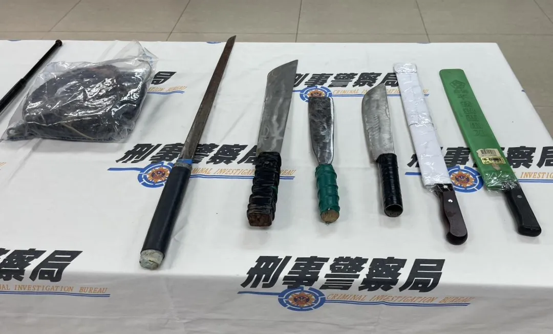 警方查扣棍棒刀械等證物。（圖／翻攝畫面）