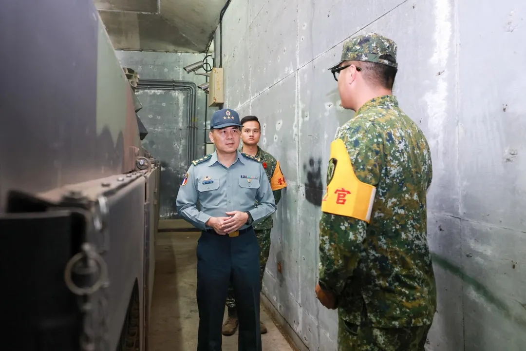 陸軍司令呂坤修視導M1A2T戰車換裝部隊。(圖/陸軍司令部)