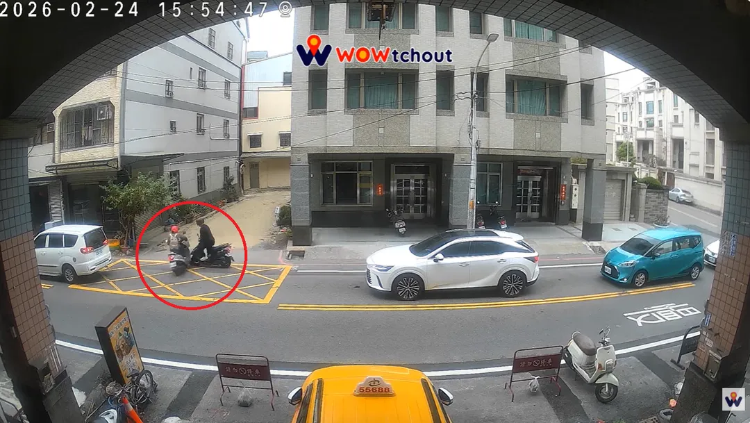婦人被機車撞，遭網友抨擊碰瓷。（圖／翻攝自WoWtchout - 地圖型行車影像分享平台YouTube頻道）