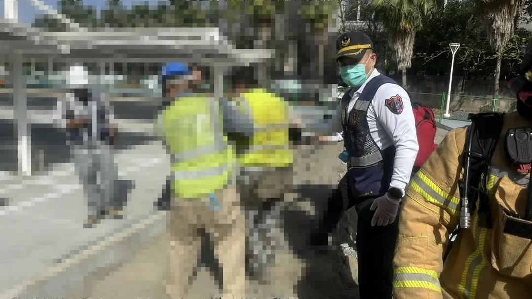 警消現場評估，兩工人意識狀態清楚，能夠自行登上救護車。（圖／中天新聞）