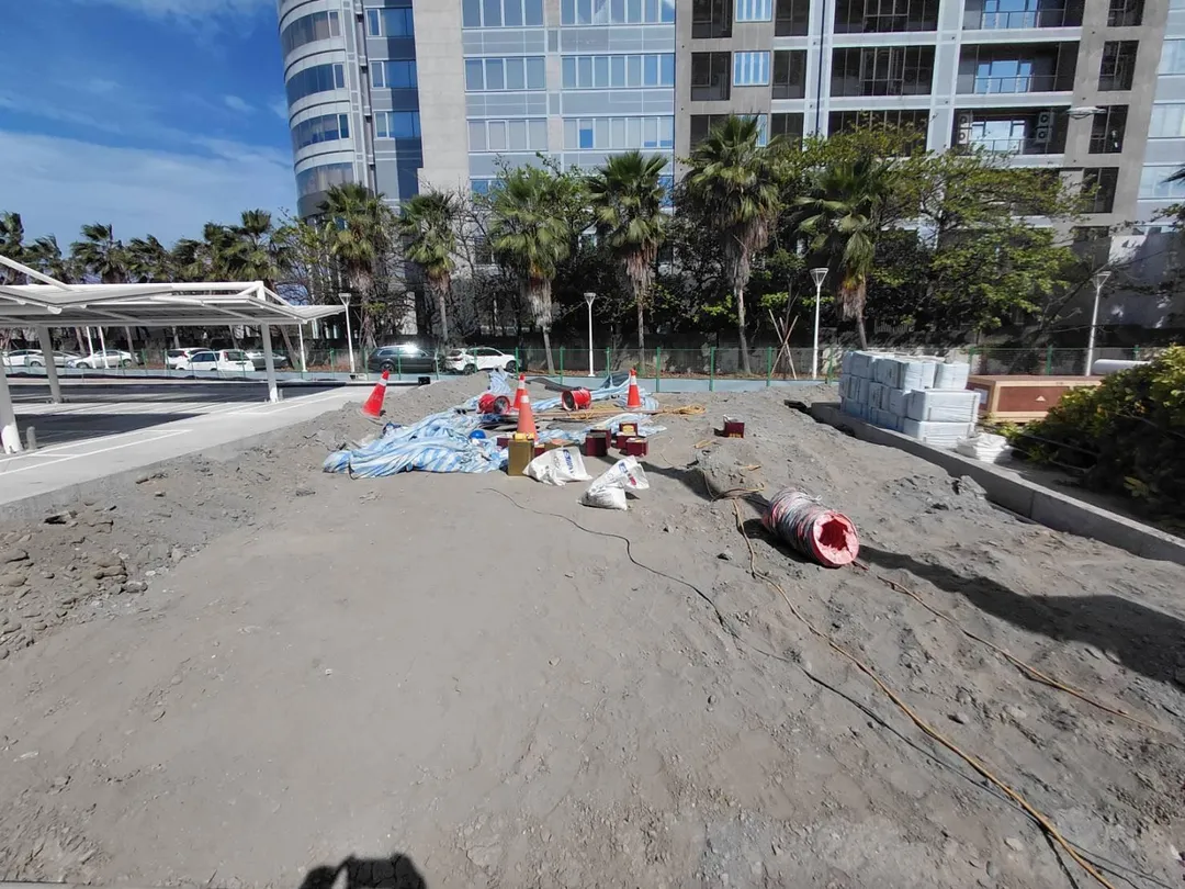 高雄市前鎮區復興四路興建中的好市多大賣場工地，今天（2/27）上午發生工安意外。（圖／中天新聞）