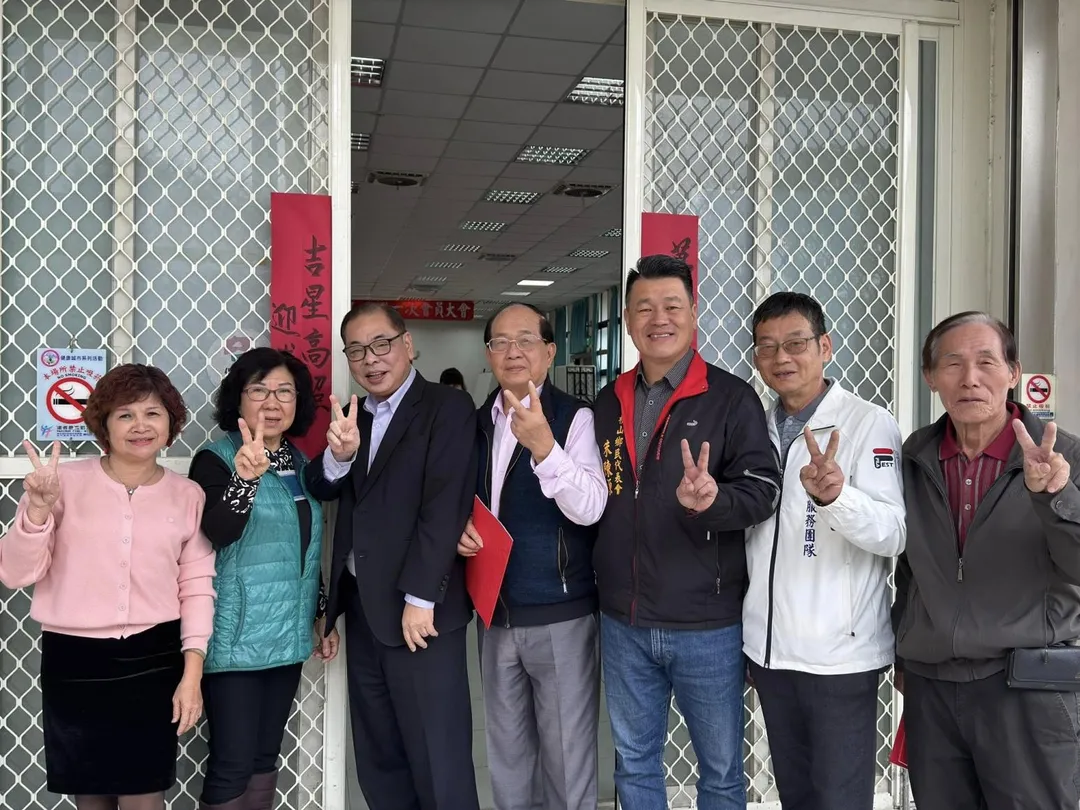 陳見賢（左二）27日出席「新竹縣客曲薪傳研究會第9屆會員大會」，並推出客家政見。（圖取自陳見賢臉書）