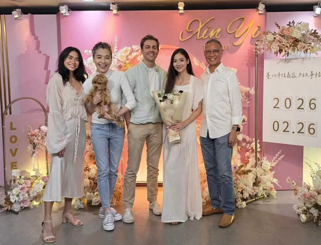 謝沛恩（右2）完成結婚登記，家人齊現身。（圖／翻攝Aggie 謝沛恩臉書）
