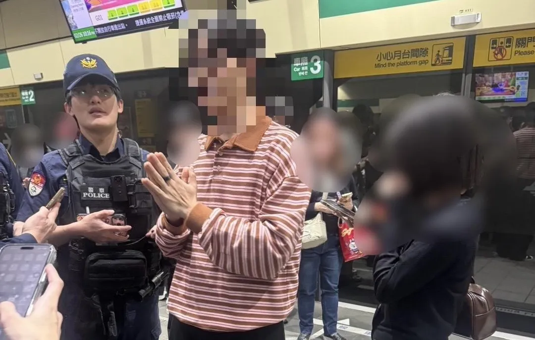 被害人追亮刀女子到捷運月台。（圖／翻攝畫面）