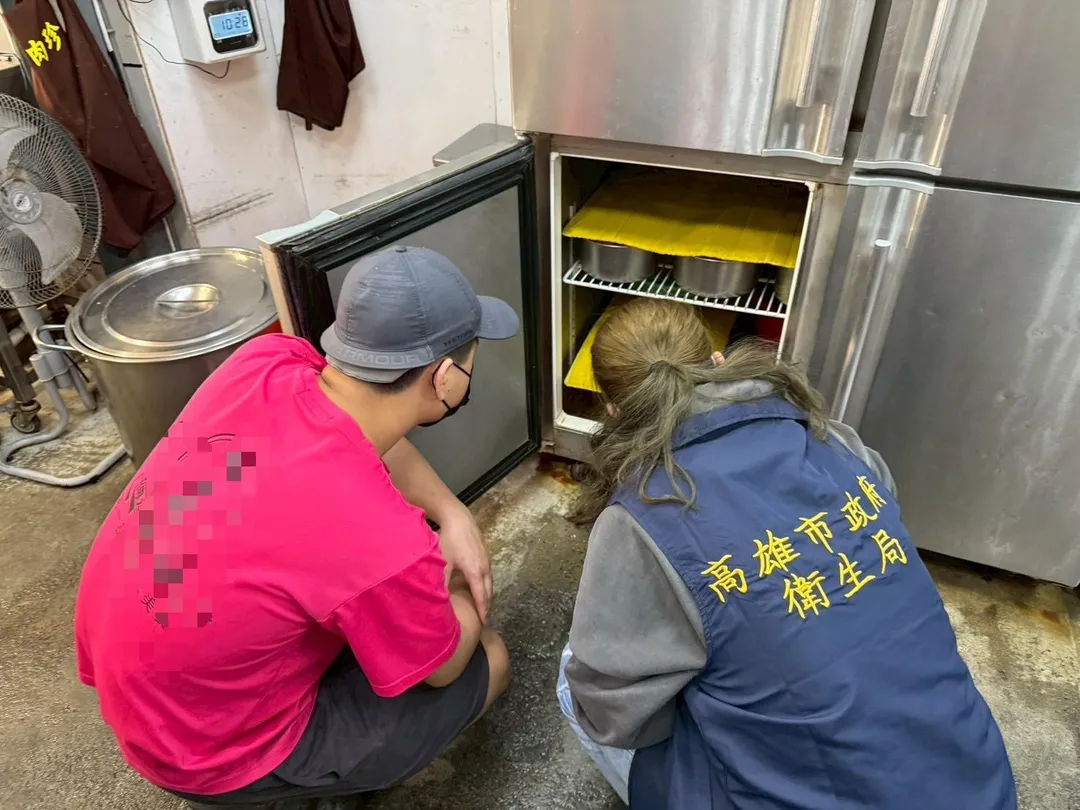 衛生局依「食品良好衛生規範準則」查察，發現多項缺失。（圖／高雄市衛生局）
