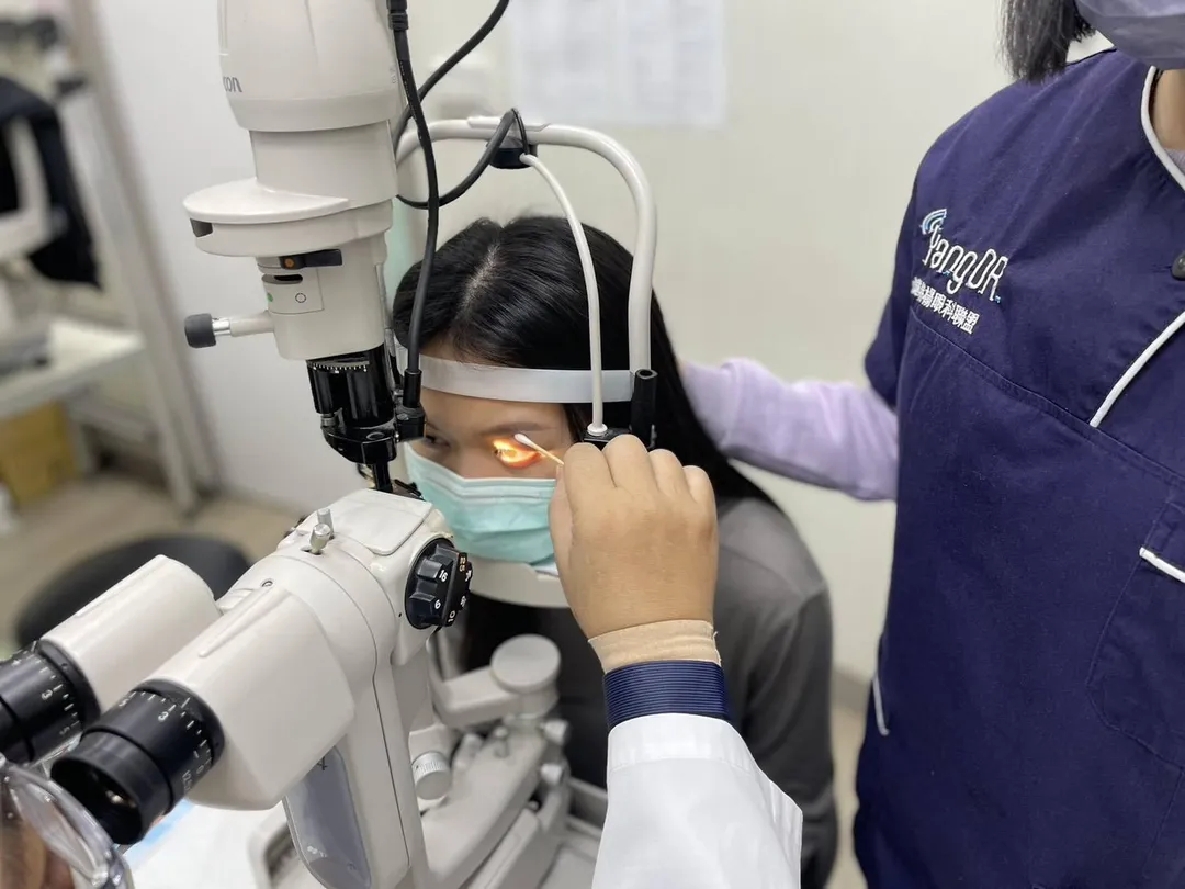 24歲的林小姐被友人的馬爾濟斯朝臉咬了一口,導致右眼大量流血緊急就醫。(圖/達特楊眼科聯盟)