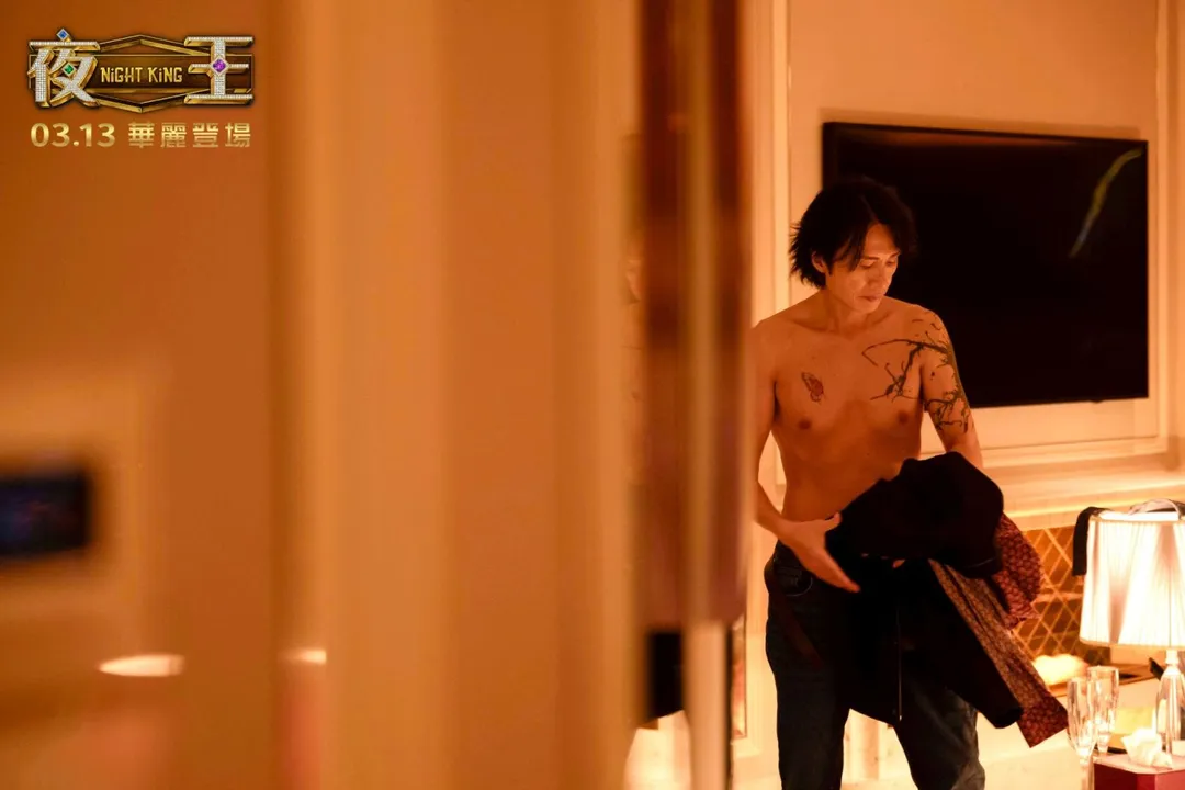 黃子華片中有多場裸露戲。（圖／翻攝華映娛樂 臉書）