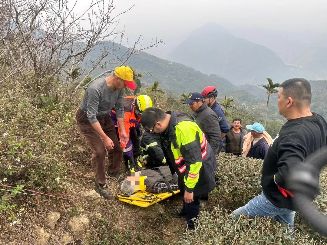 謝東哲頭部撞到擋風玻璃、2根肋骨斷裂，且右側骨盆受傷，警消與救難人員接力將他送回路面就醫。（圖／翻攝畫面）