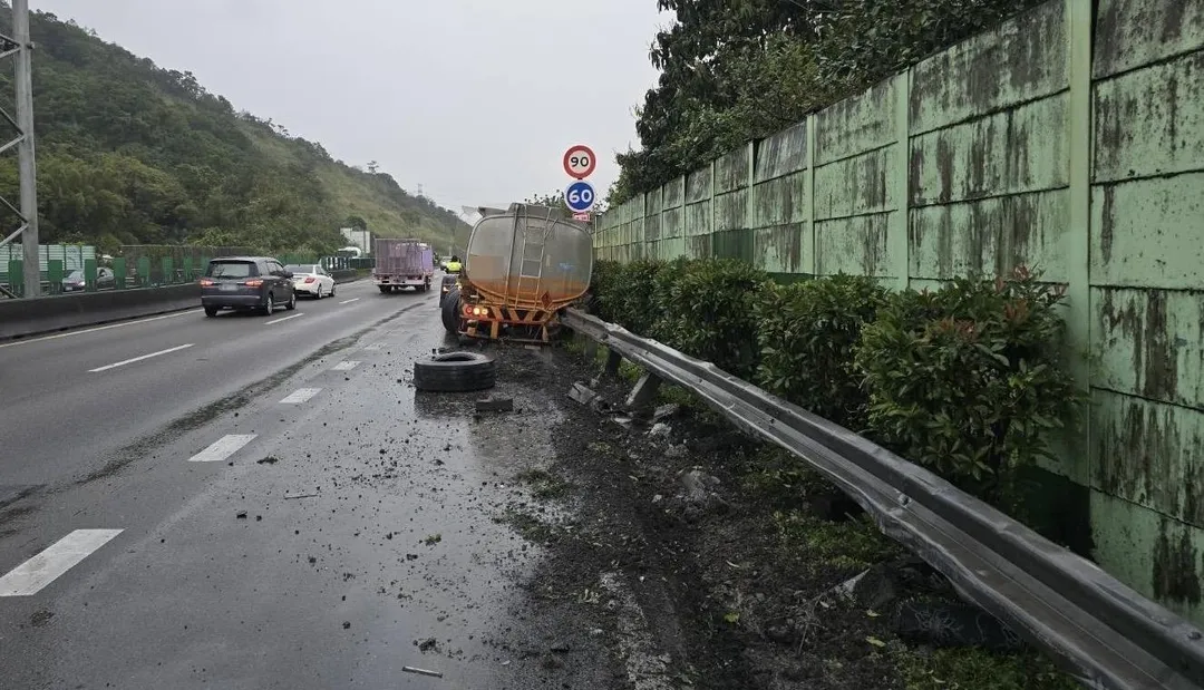 國1五堵段化學槽車擦撞護欄。（圖／翻攝畫面）