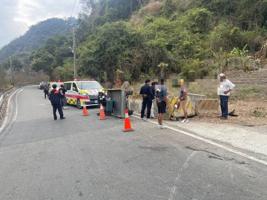 田男與車上4名友人當場撞飛，農用車也撞上紐澤西護欄，所幸受傷但無大礙。（圖／翻攝畫面）