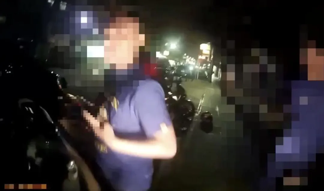 男子深夜在路邊抽K菸遭警方查獲。（圖／翻攝畫面）