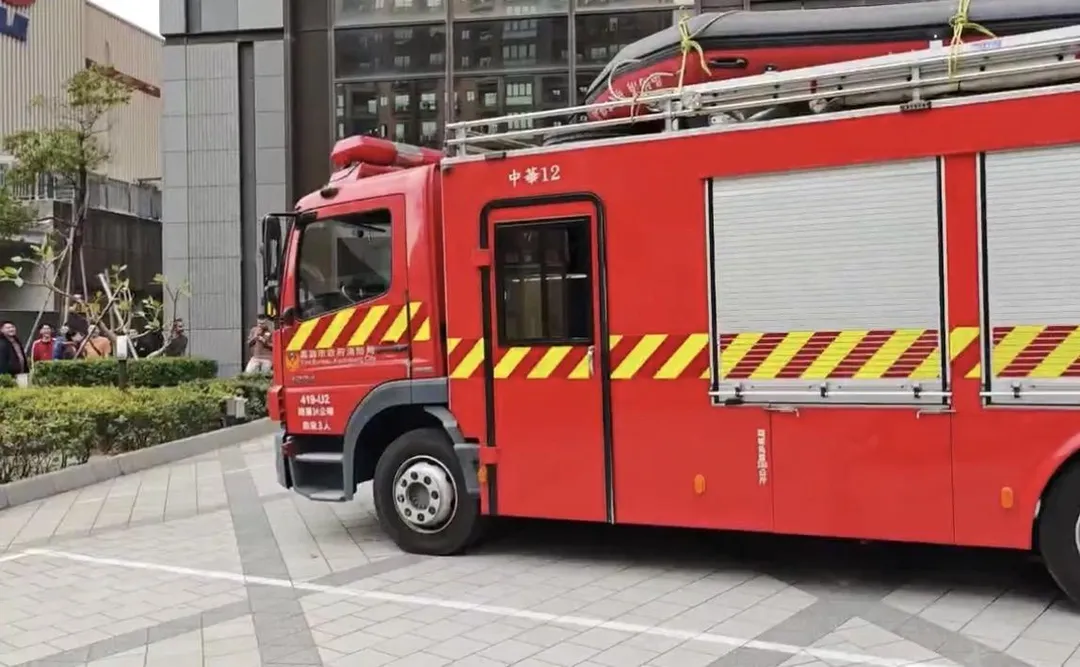 消防局出動人車到場。(圖/翻攝畫面)