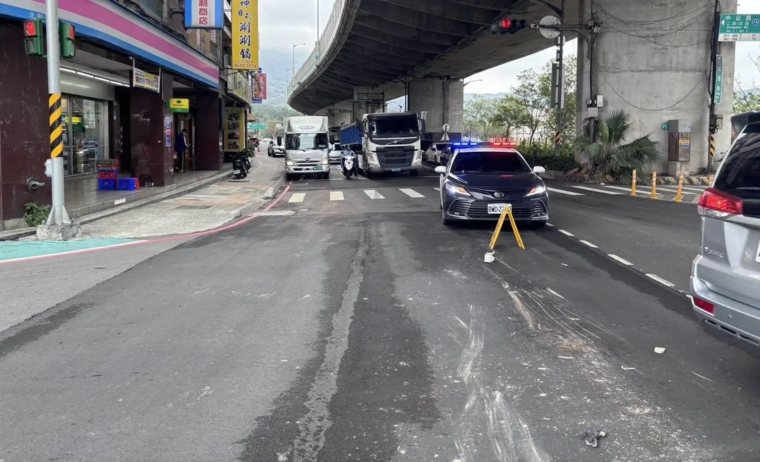 新北八里下午發生一起死亡車禍。(圖/翻攝畫面)