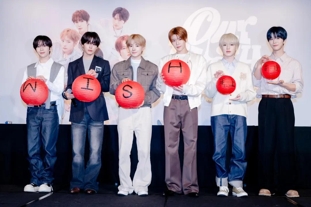 NCT WISH手持燈籠合影,提前分享新年祝福。(圖/SHOWOFFICE提供)