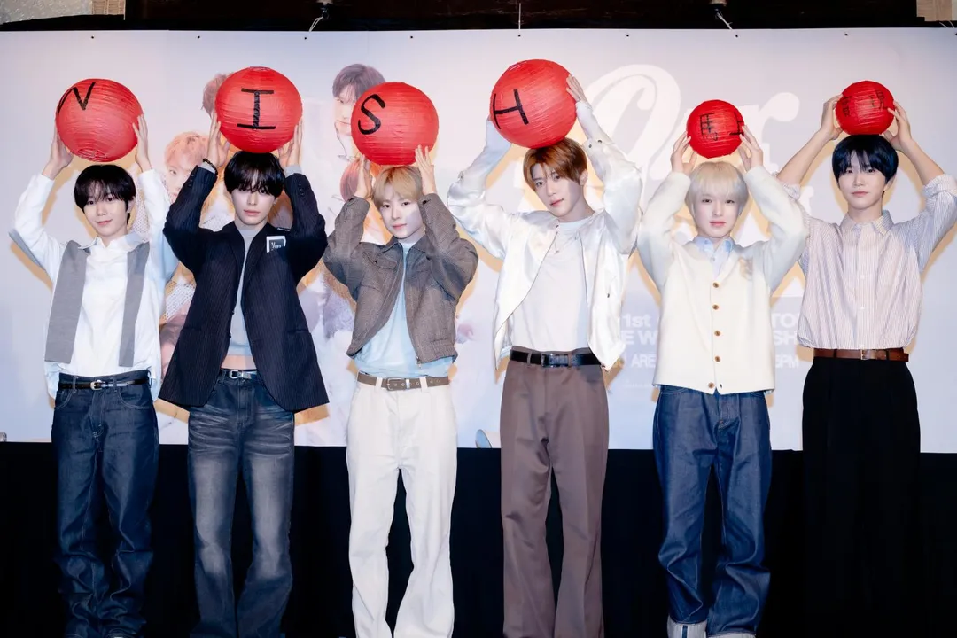 NCT WISH俏皮舉起燈籠,象徵願望馬上實現。(圖/SHOWOFFICE提供)