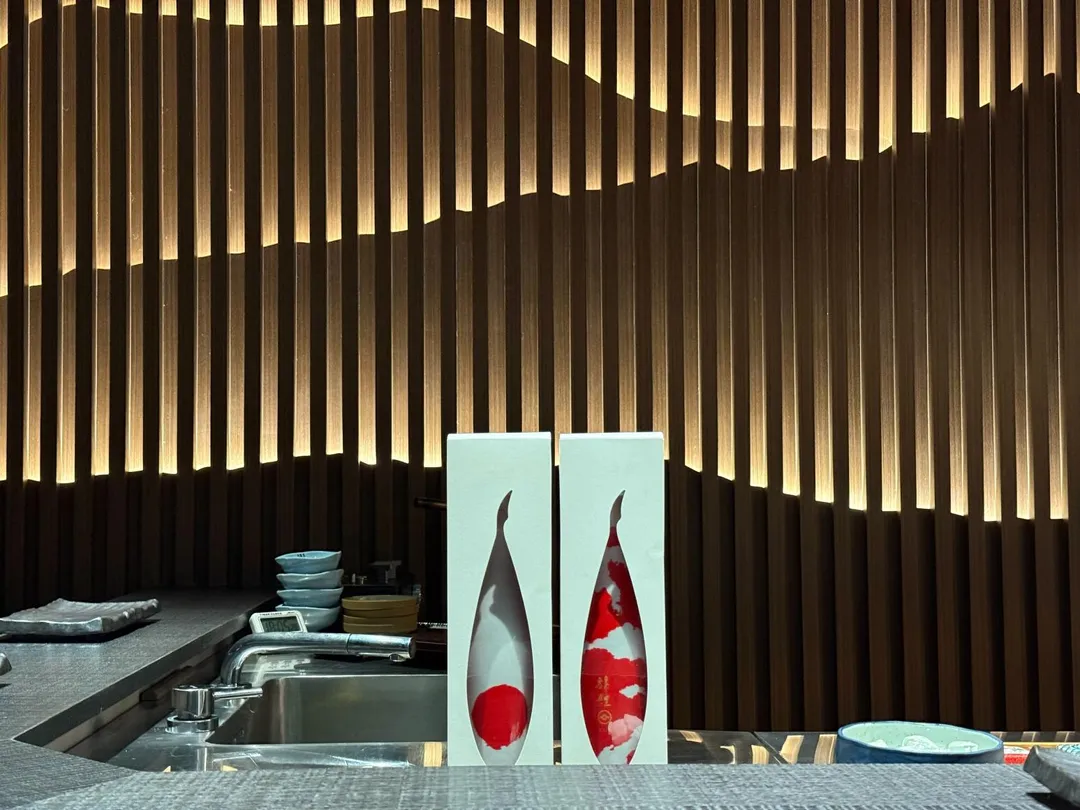 兩隻錦鯉和嵐山的對話。（圖／黃宏輝提供）