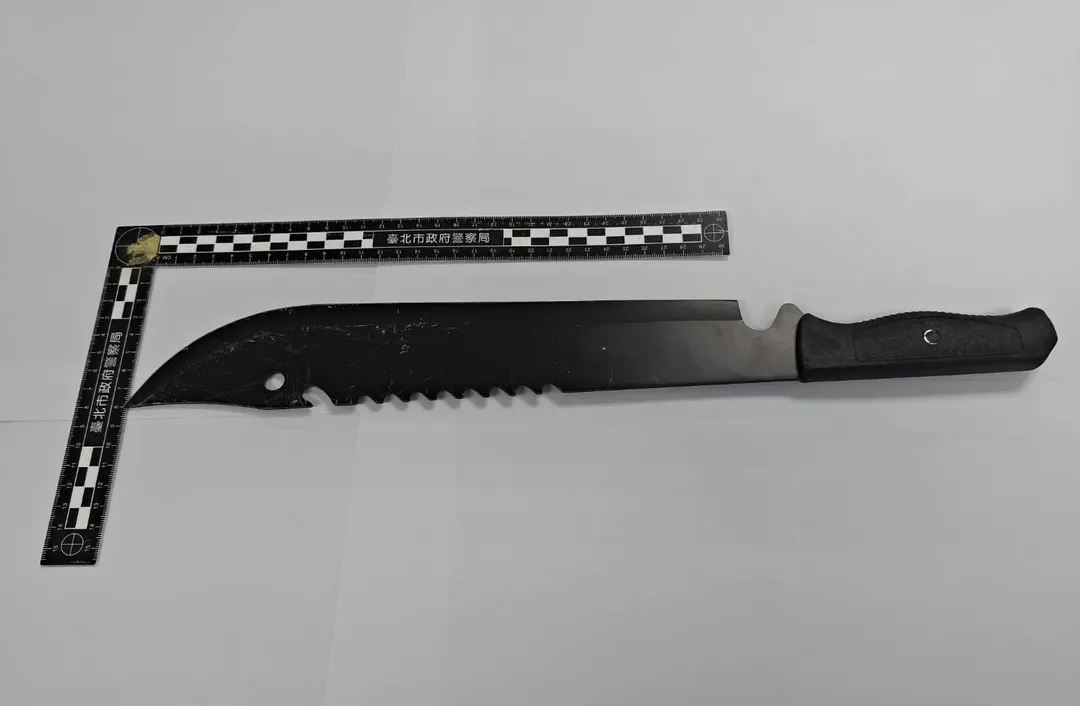 警方查扣犯案用刀械。(圖/翻攝畫面)