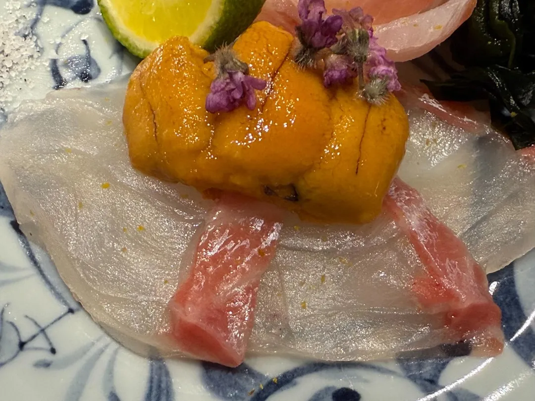 蜜柑真鯛搭馬糞海膽。（圖／黃宏輝提供）