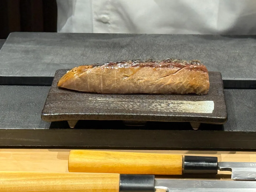 已煙燻的完整鰹魚條。（圖／黃宏輝提供）