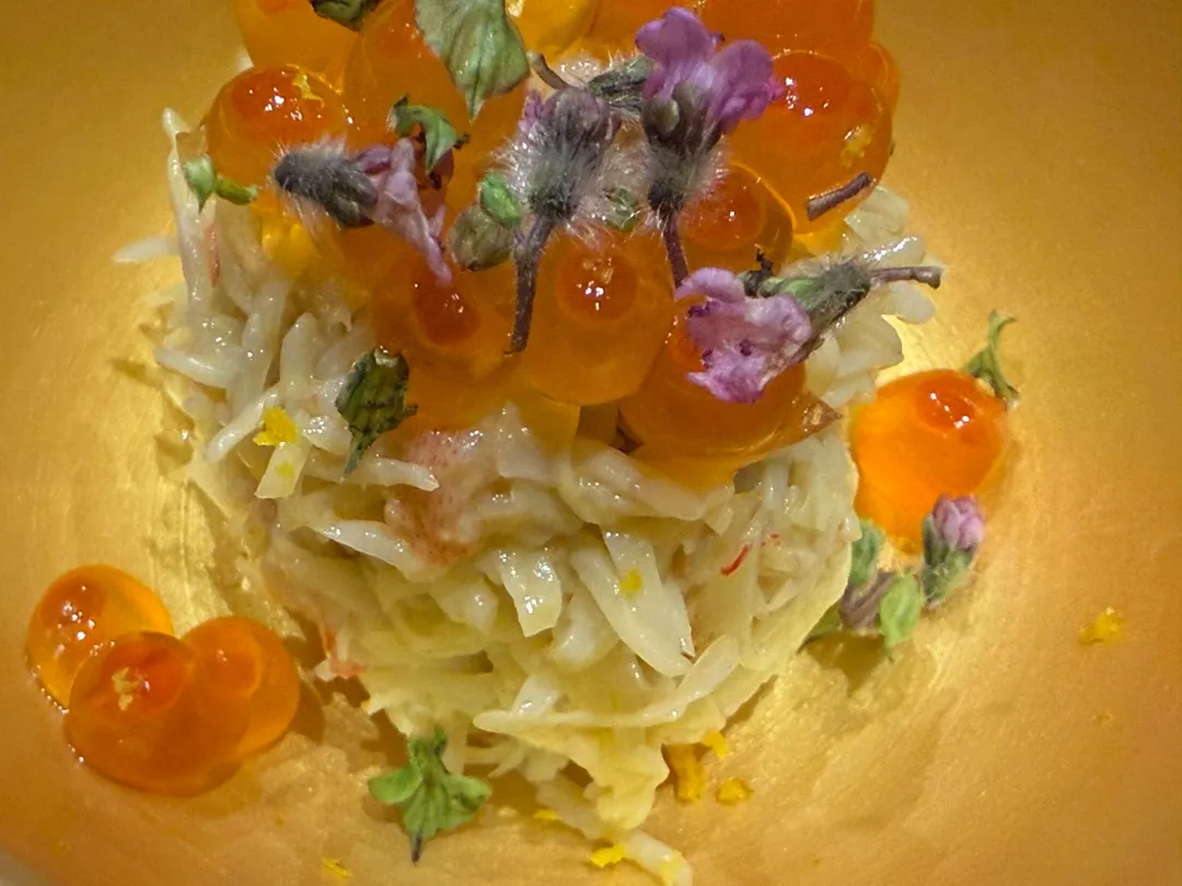 紫蘇花和黃柚皮佐味。（圖／黃宏輝提供）