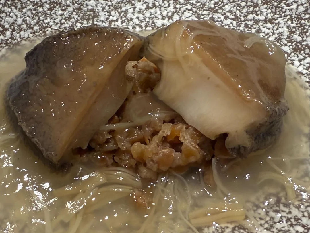 酒蒸鮑魚。（圖／黃宏輝提供）