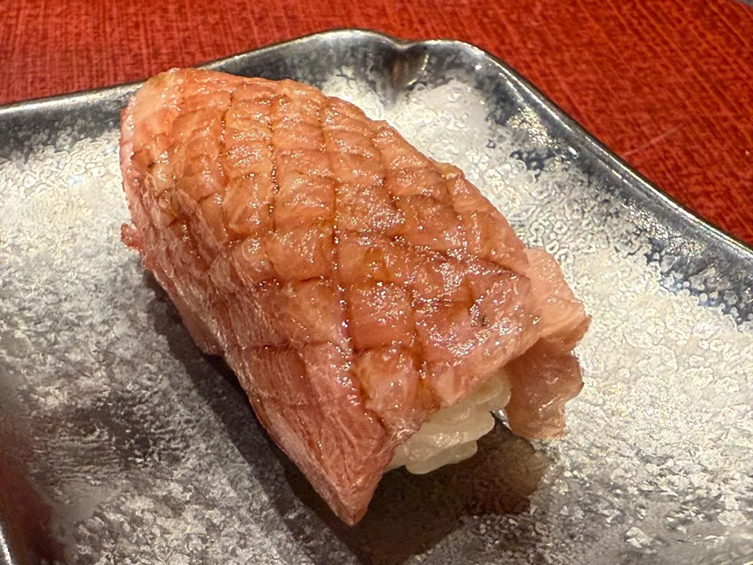 如馬鞍完美包覆醋飯。（圖／黃宏輝提供）