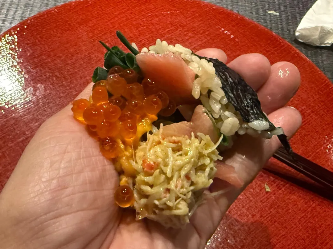 無法一口吞須用手捧。（圖／黃宏輝提供）