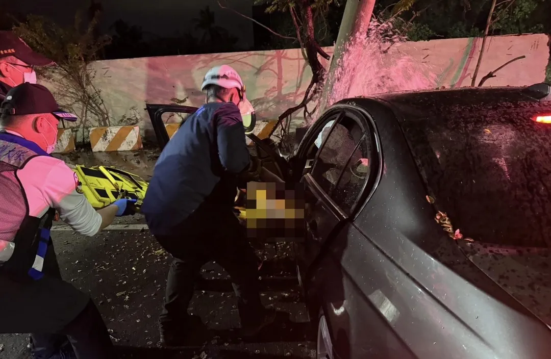 救護人員將車上3人救出送醫。(圖/翻攝畫面)