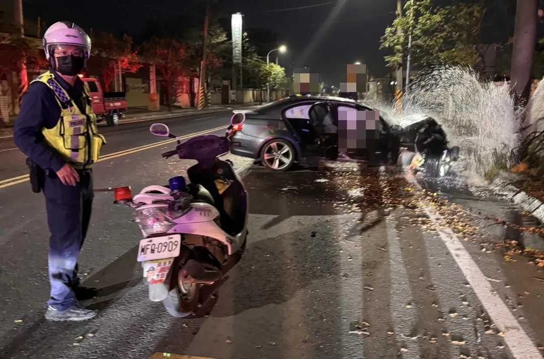 高雄燕巢晚間發生自撞車禍。(圖/翻攝畫面)