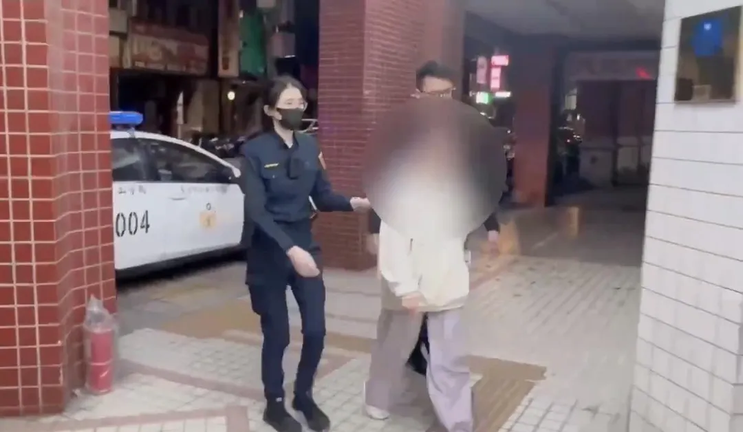 女子被帶回派出所偵訊。(圖/翻攝畫面)