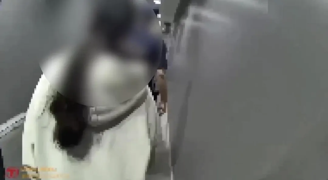 女子在中山捷運站遭警方查獲。(圖/翻攝畫面)