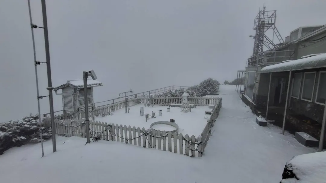 氣象署說明，28日3500公尺以上高山有零星降雪機會，玉山氣象站上午7時10分降雪，10時雪深已達4公分，目前持續降雪中。（圖／氣象署提供）