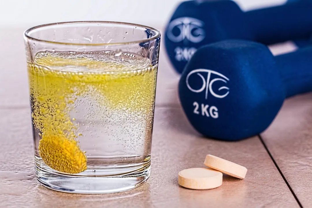 為了讓藥片能迅速溶解，維他命C、止痛藥、NAC化痰發泡錠及發泡粉通常含有大量碳酸氫鈉。（示意圖／pxhere）
