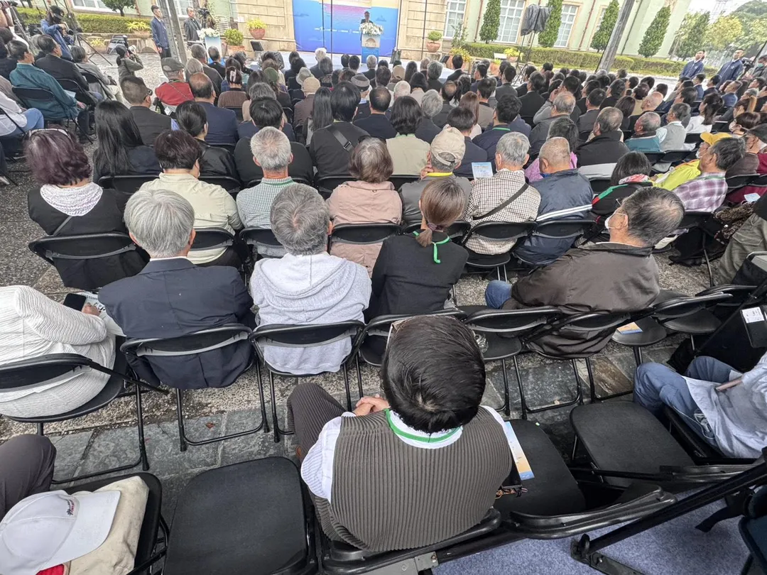 工作人員坐在抱怨家屬的後面。（圖/中天新聞）
