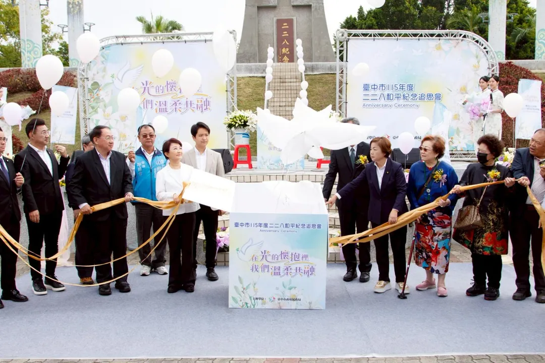 盧秀燕帶領民眾默哀一分鐘,並與受難者家屬及來賓一同施放象徵希望的和平鴿氣球。(圖/台中市府提供)