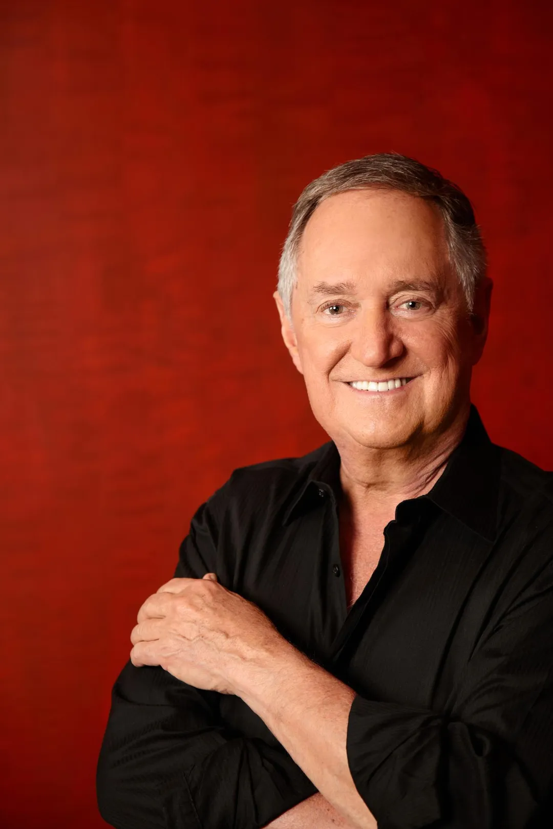 美國歌手兼作曲家尼爾西達卡(Neil Sedaka)家屬28日證實尼爾西達卡辭世,享壽86歲。(圖/翻攝尼爾西達卡 臉書)