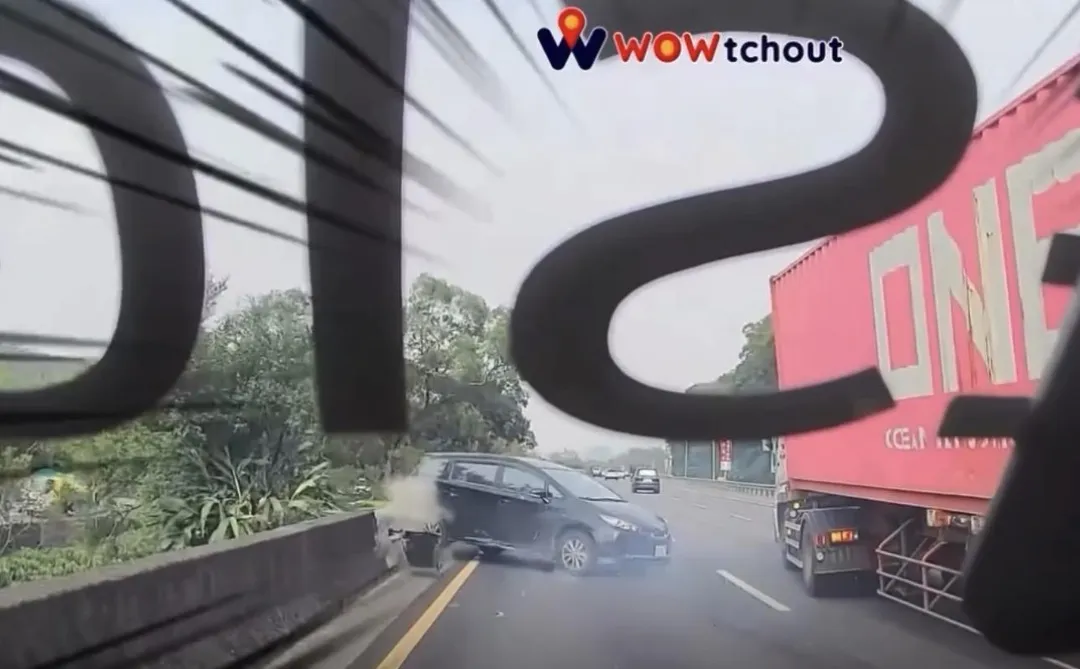 自小客車遭擦撞後打滑360度撞上護欄。（圖／翻攝自WoWtchout）