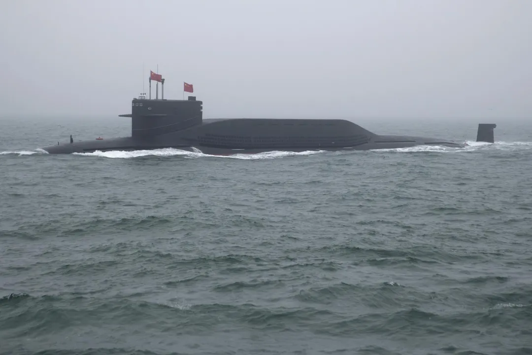 解放軍094型核動力潛艦「大龜背」固然有解決了「有無」問題,但又帶來新的缺陷必須克服。這就是「小步快跑」不斷的改善、精進、創新,有或沒有系統整合能力,就表現在這裡。(圖為解放軍094型核動力潛艦/美聯社)