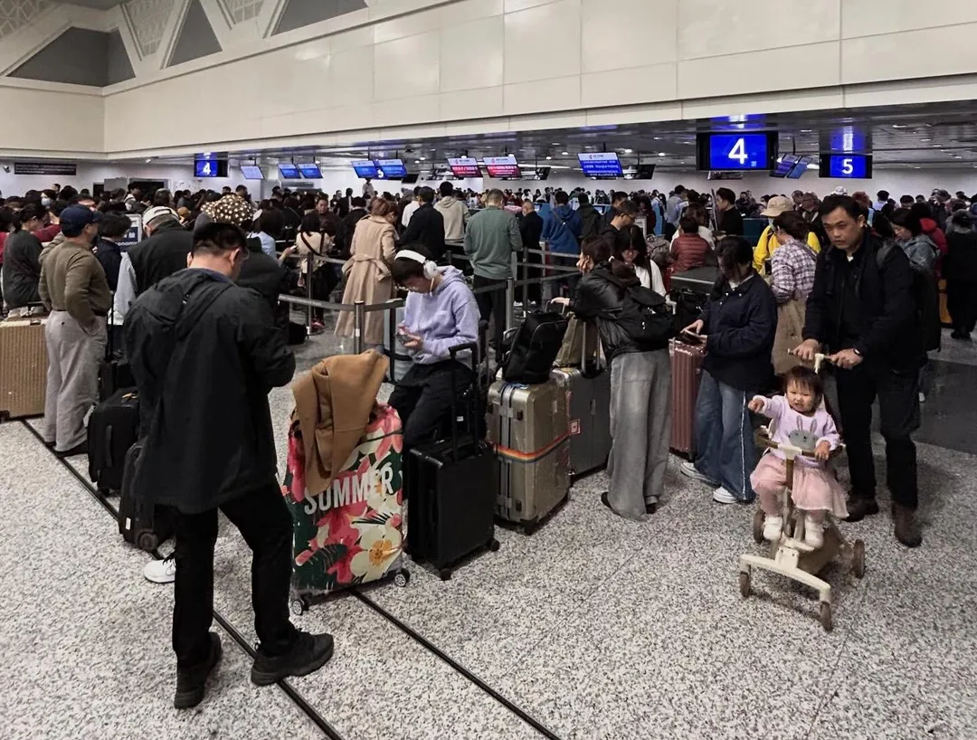 桃園機場今天上午傳出報到系統故障。(圖/Threads網友@annn_2024授權提供)