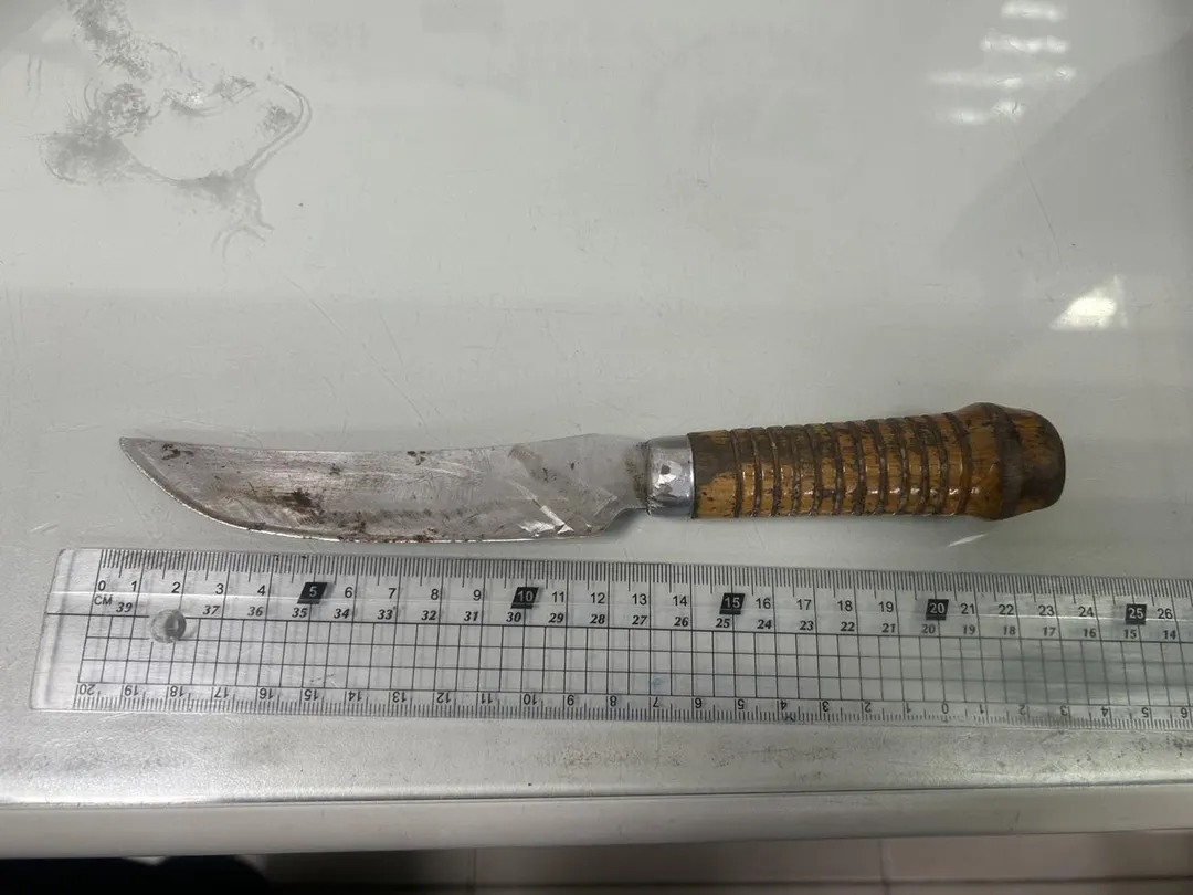 高男用來威嚇的刀。(圖/警方提供)
