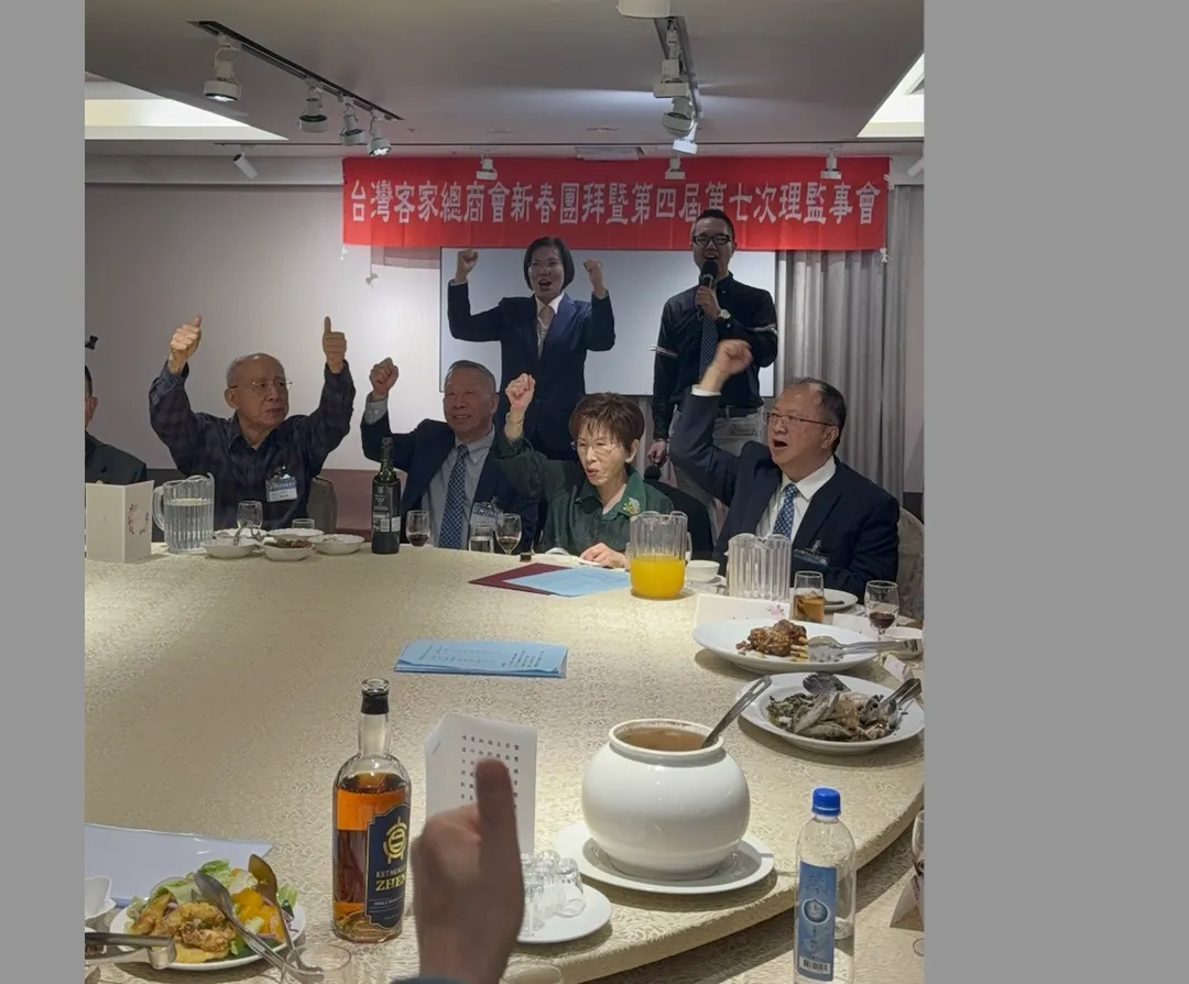 國民黨新竹縣長參選人、立委徐欣瑩日前出席「台灣客家總商會新春團拜」,前國民黨主席吳伯雄(伯公)(前排左一)及洪秀柱(右二)皆高舉雙臂,為徐欣瑩大喊「凍蒜」。(圖/徐欣瑩辦公室提供)