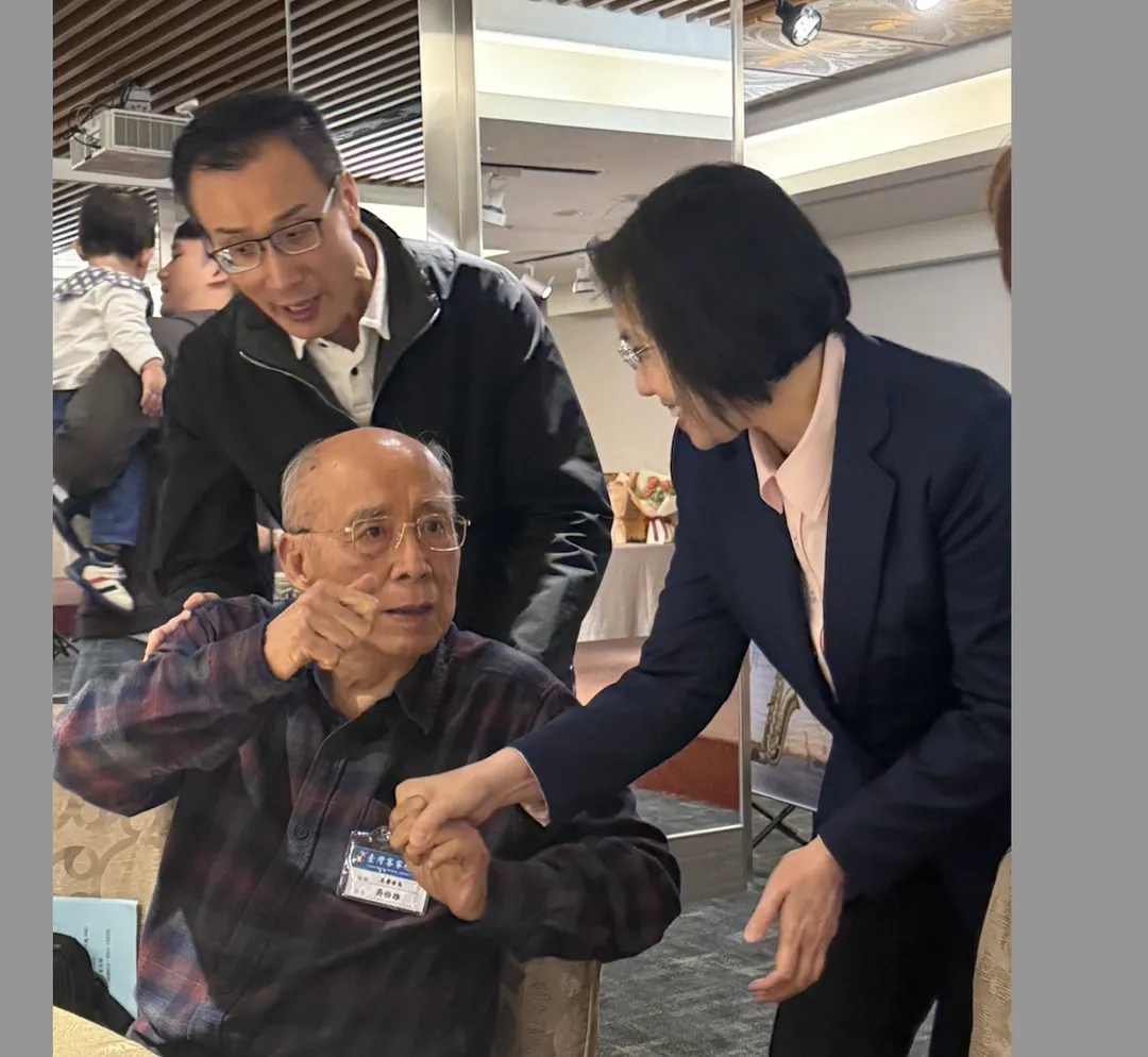 對於新竹縣縣長選舉,吳伯雄緊握徐欣瑩的手,特別叮囑:「非贏不可。」(圖/徐欣瑩辦公室提供)